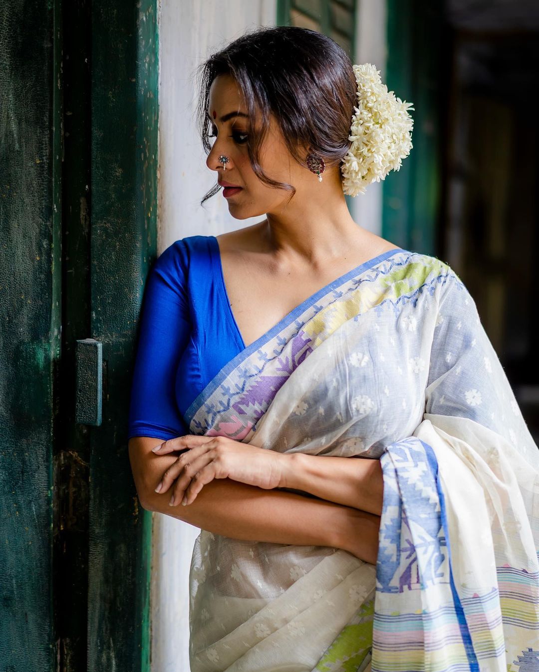 Handwoven dhakai jamdani saree