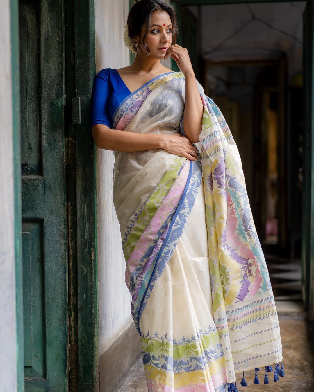 Handwoven dhakai jamdani saree