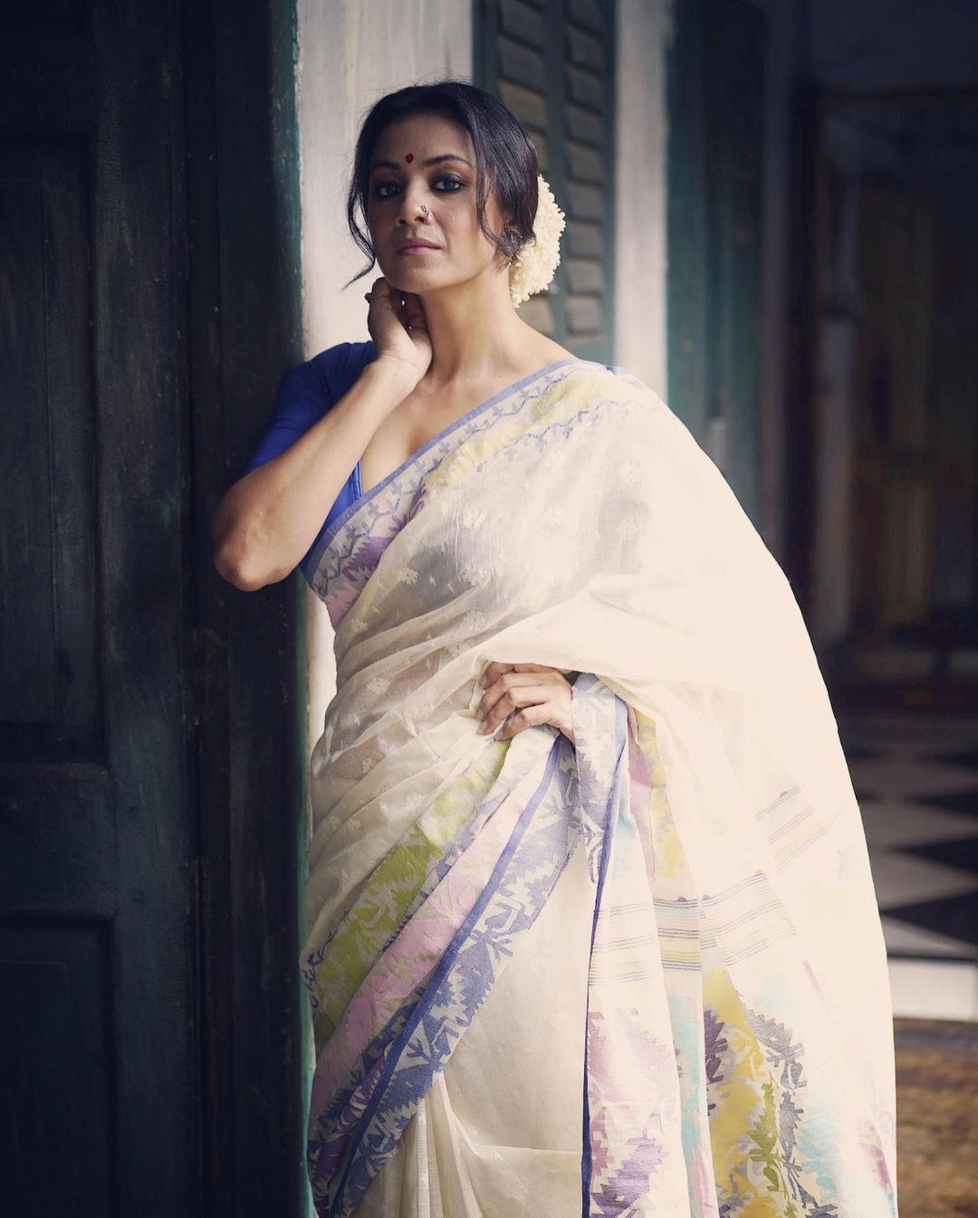 Handwoven dhakai jamdani saree