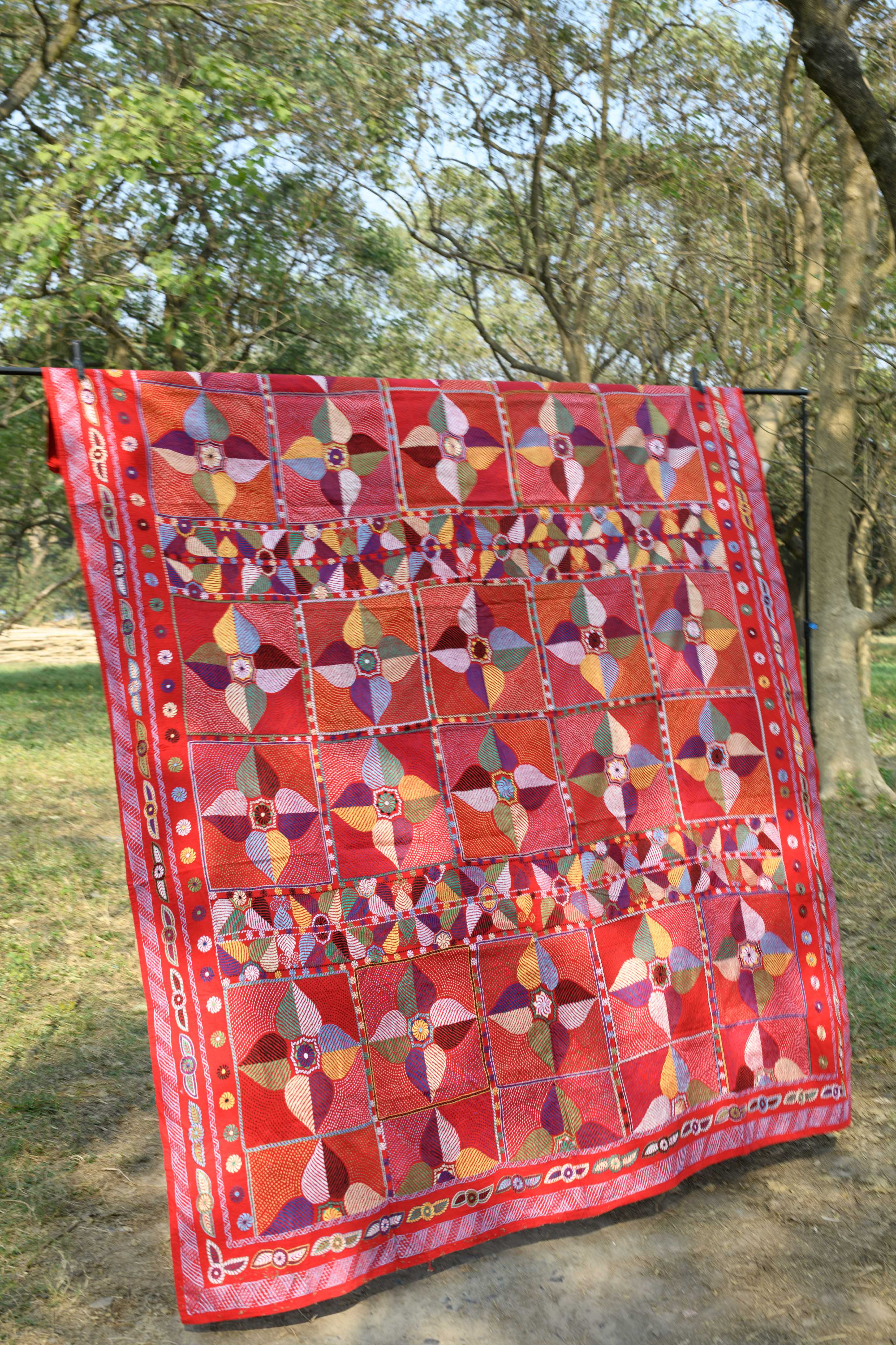 Red Queen size decor quilt - Aankona