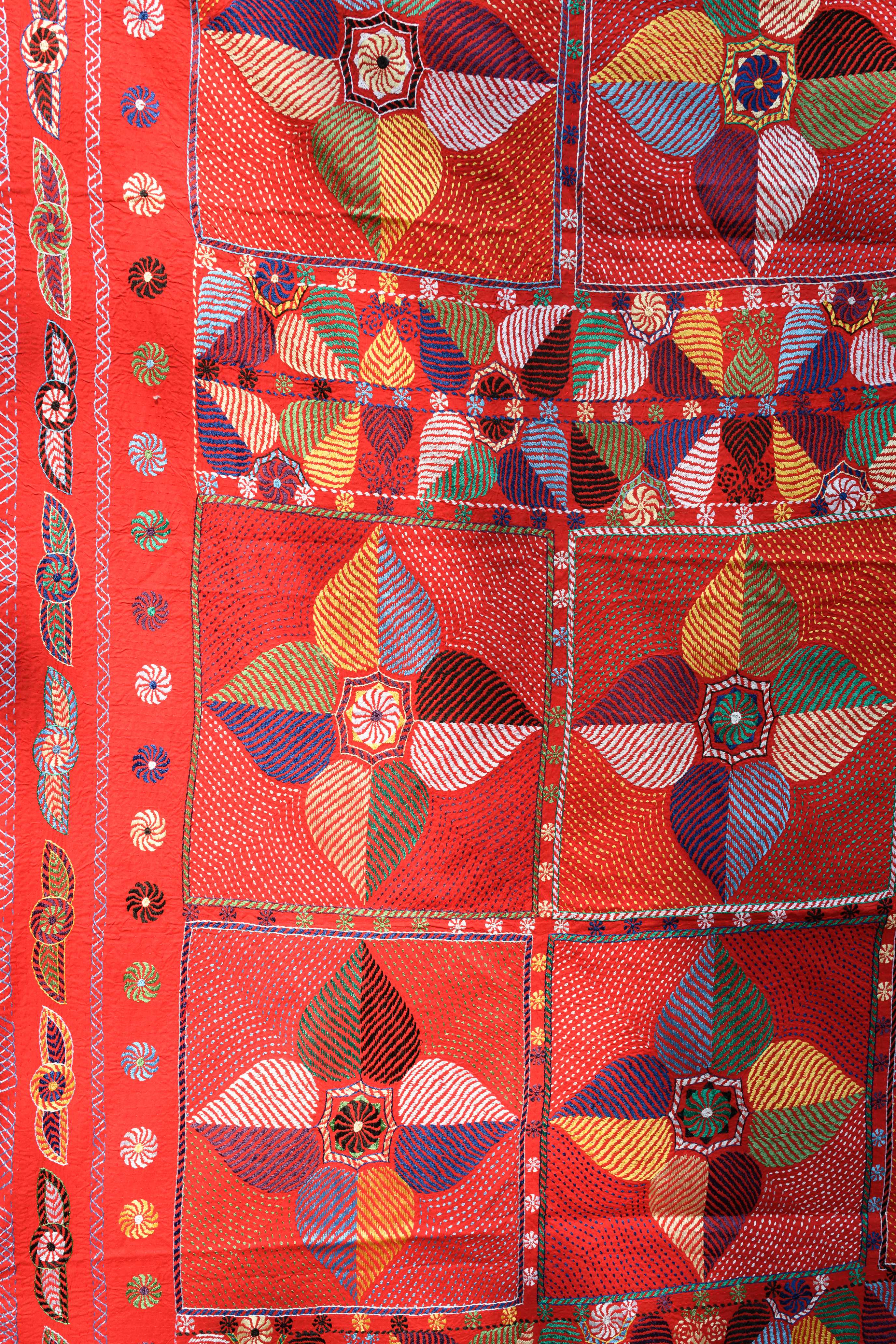 Red Queen size decor quilt - Aankona