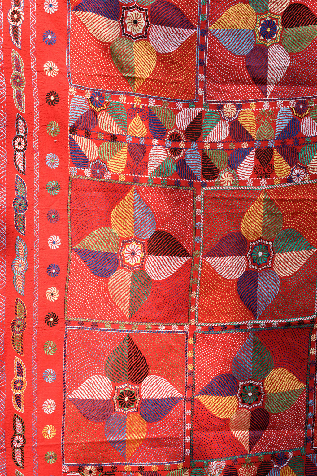 Red Queen size decor quilt - Aankona
