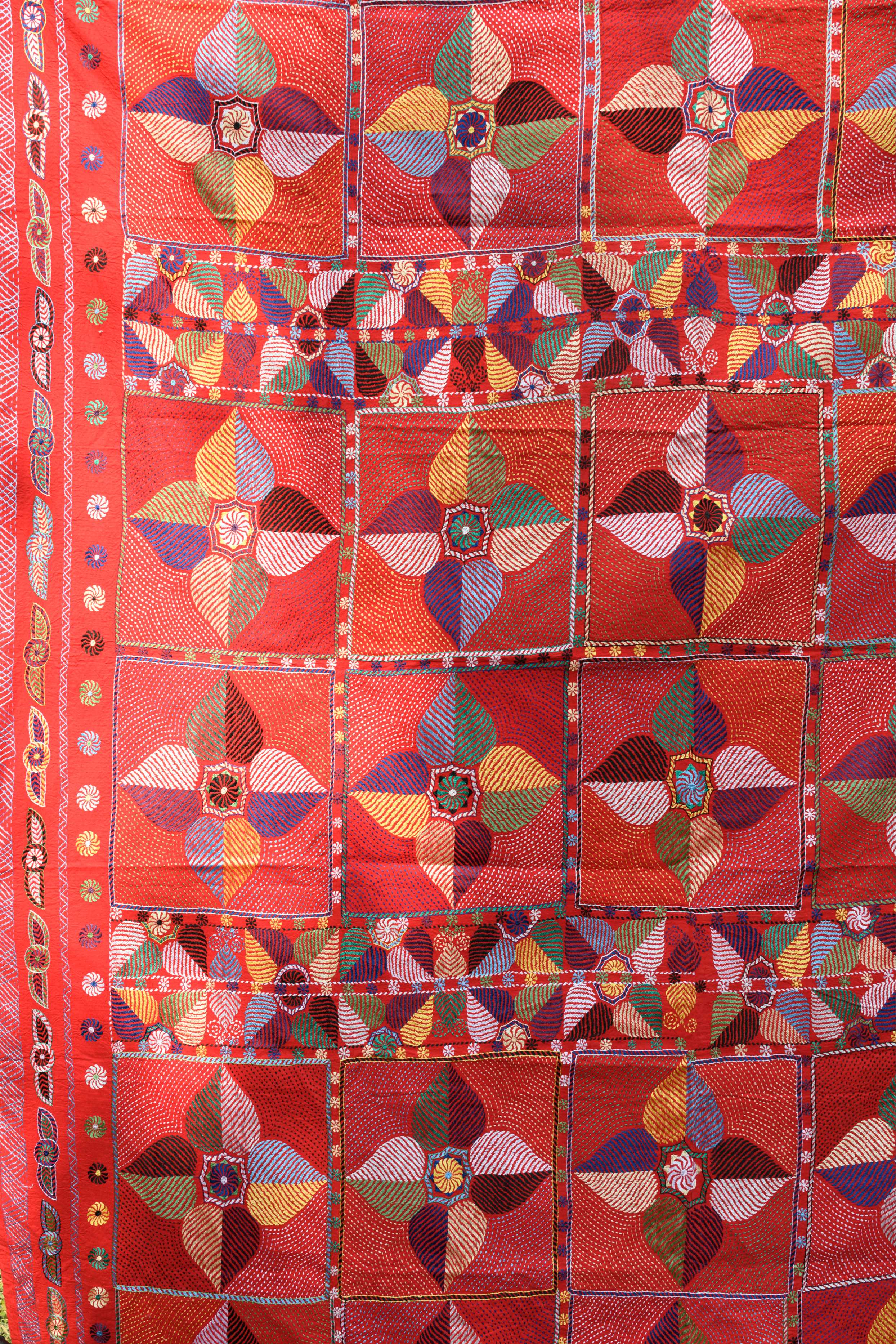 Red Queen size decor quilt - Aankona