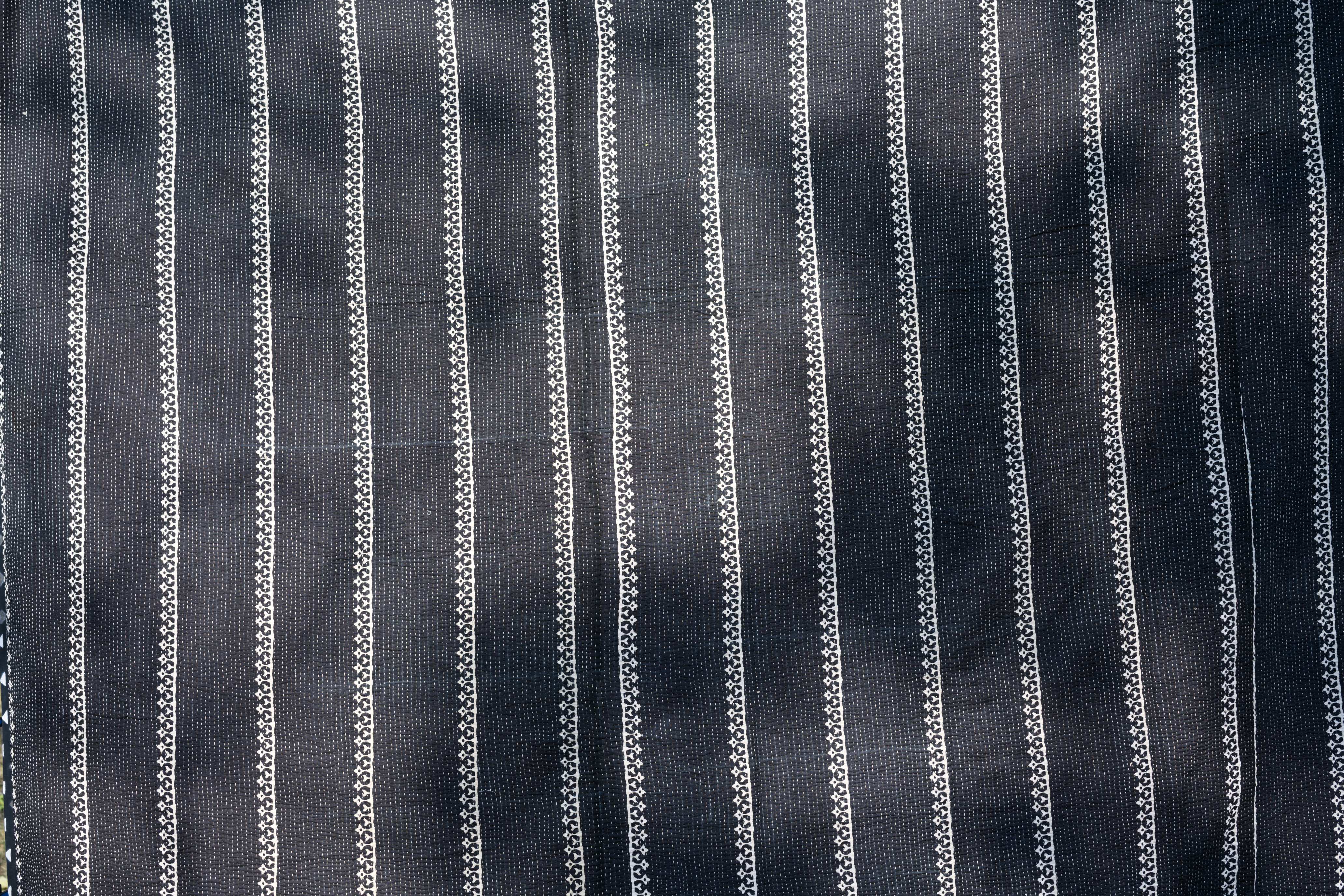 Black & white teen quilt - Aankona