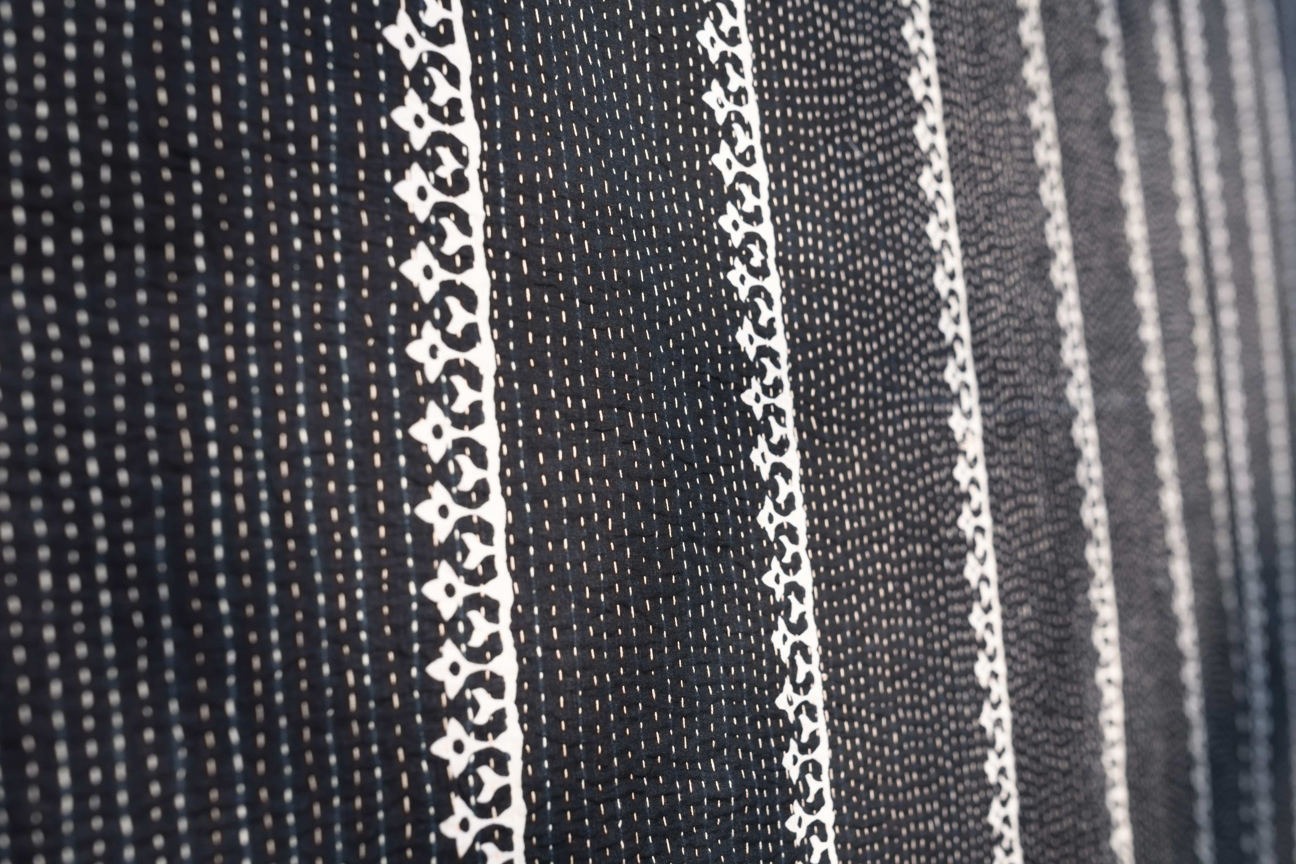 Black & white teen quilt - Aankona