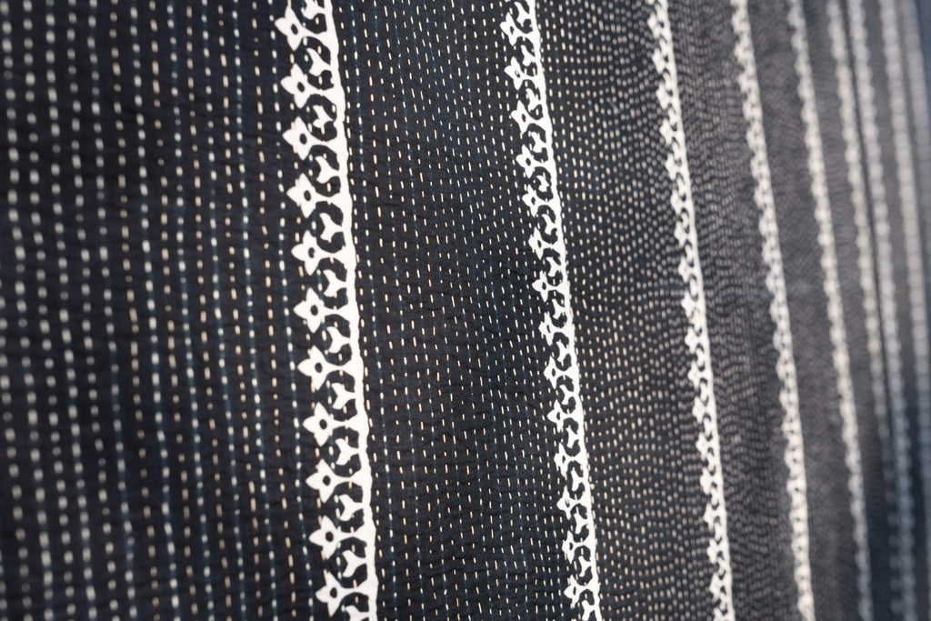 Black & white teen quilt - Aankona
