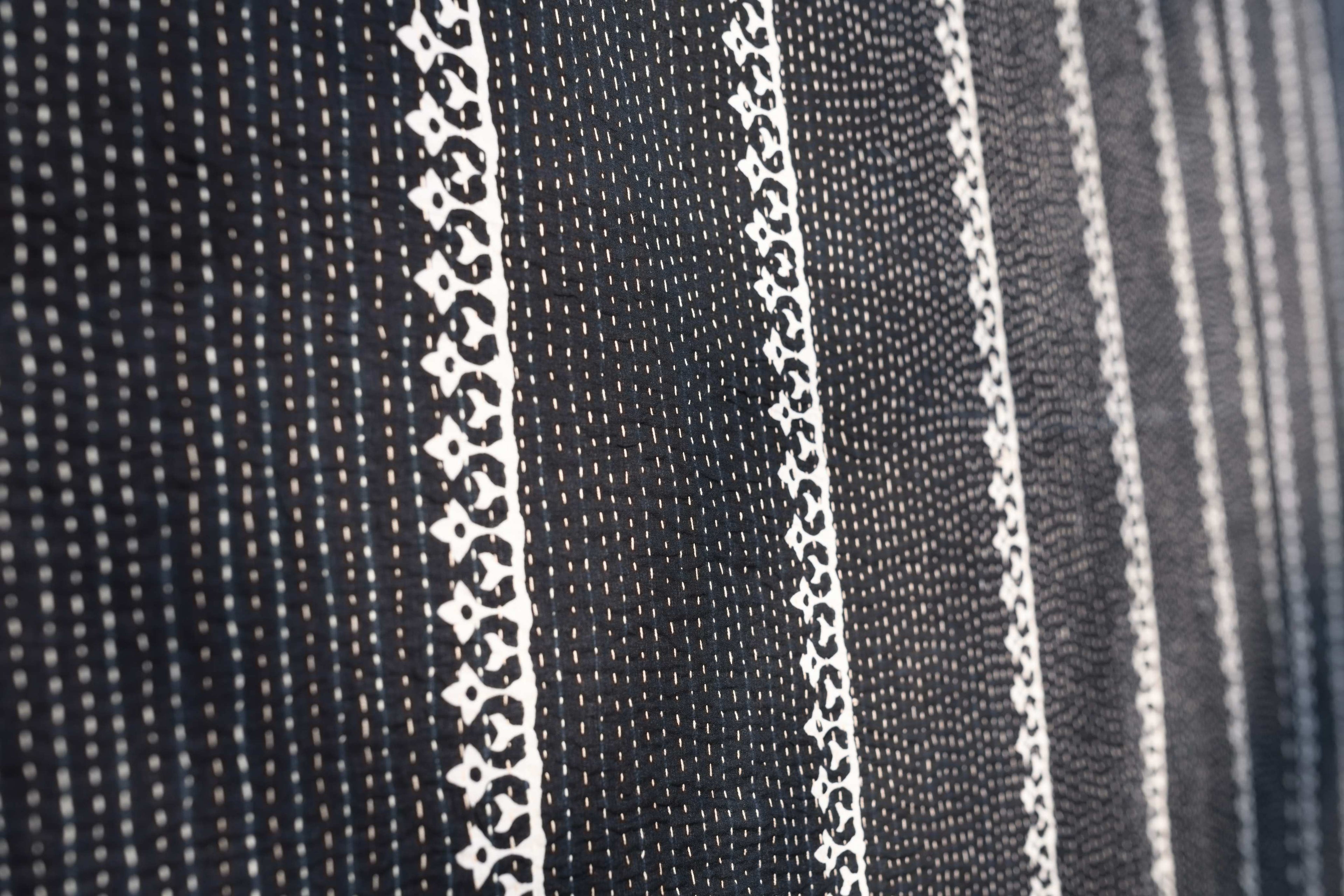 Black & white teen quilt - Aankona