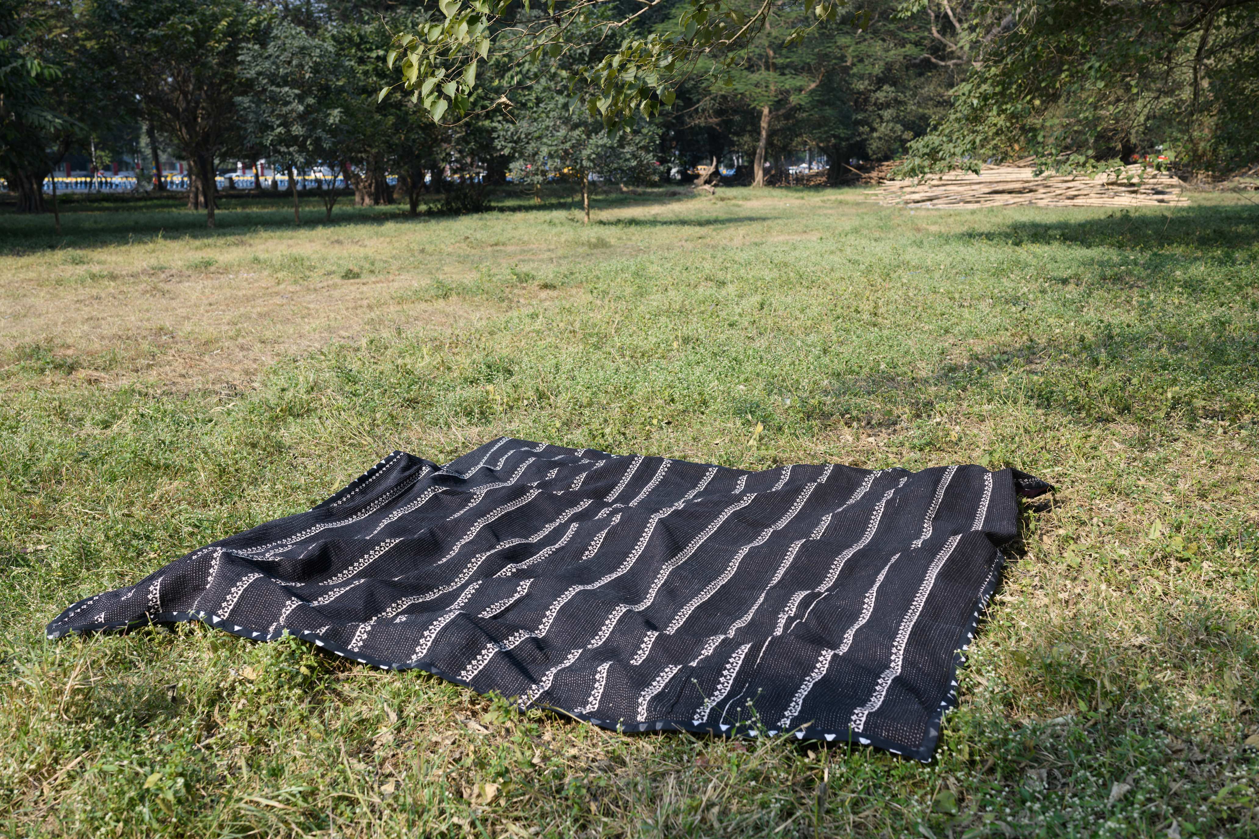 Black & white teen quilt - Aankona