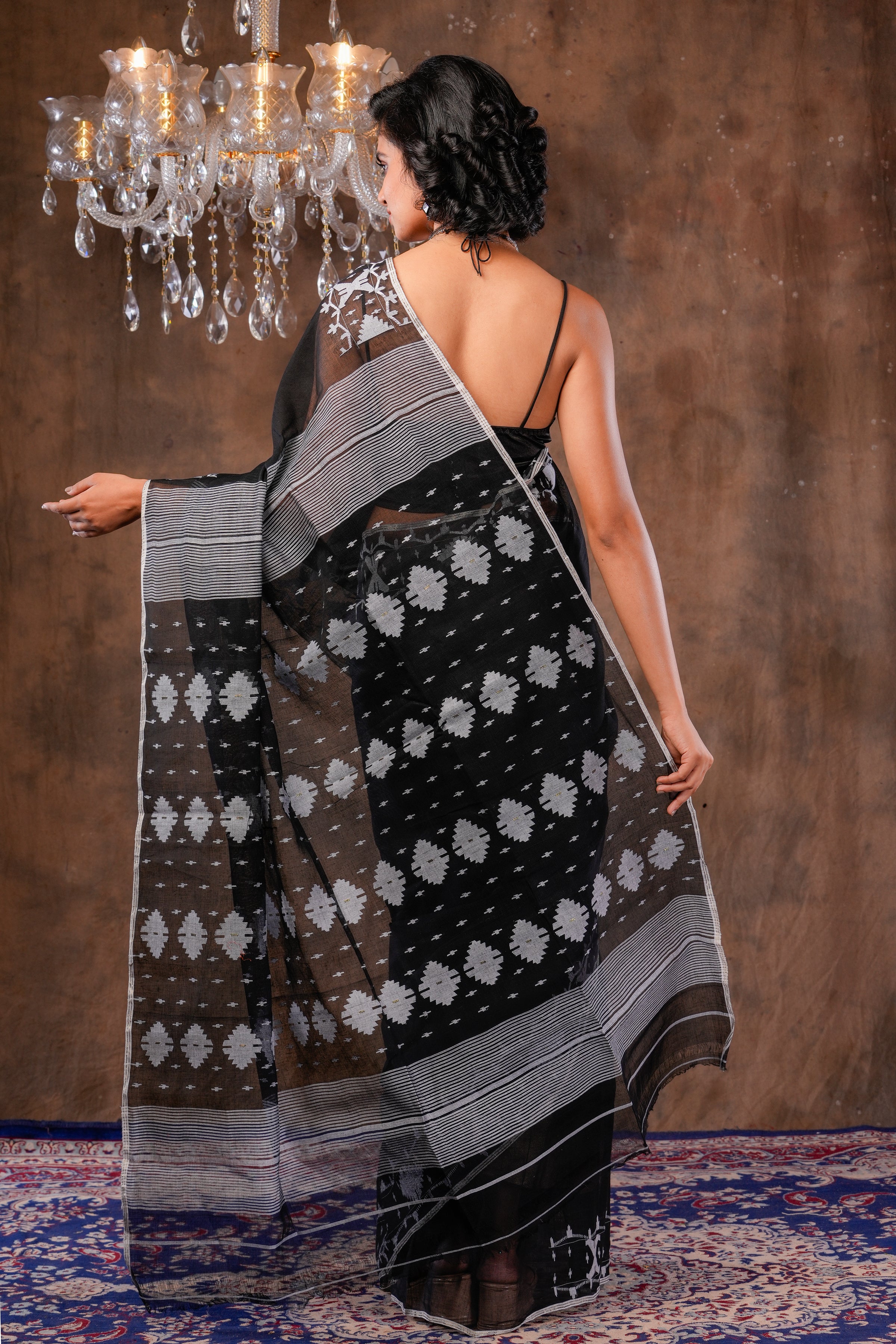 Handwoven black Dhakai jamdani Saree