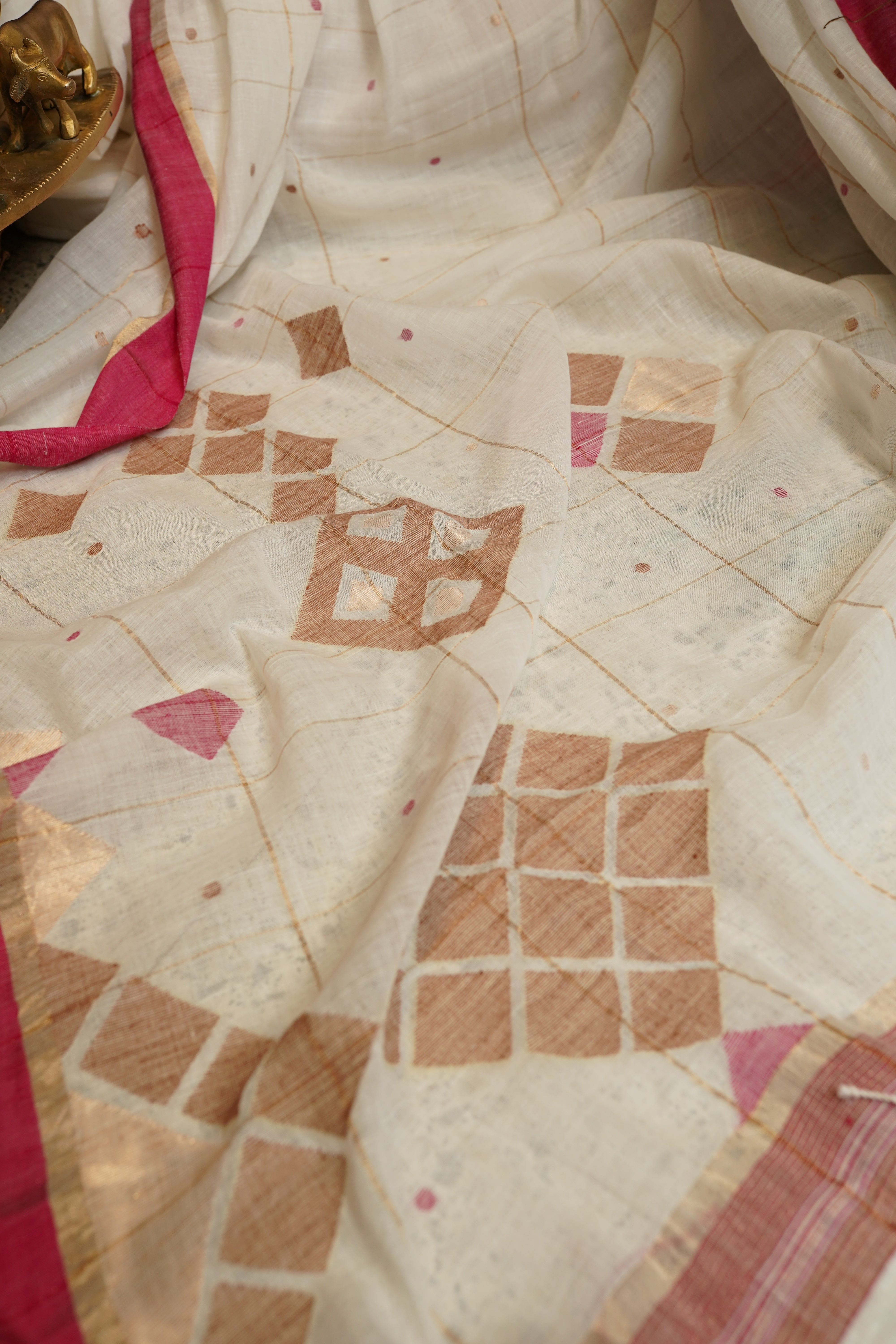 Handwoven White  Jamdani Saree