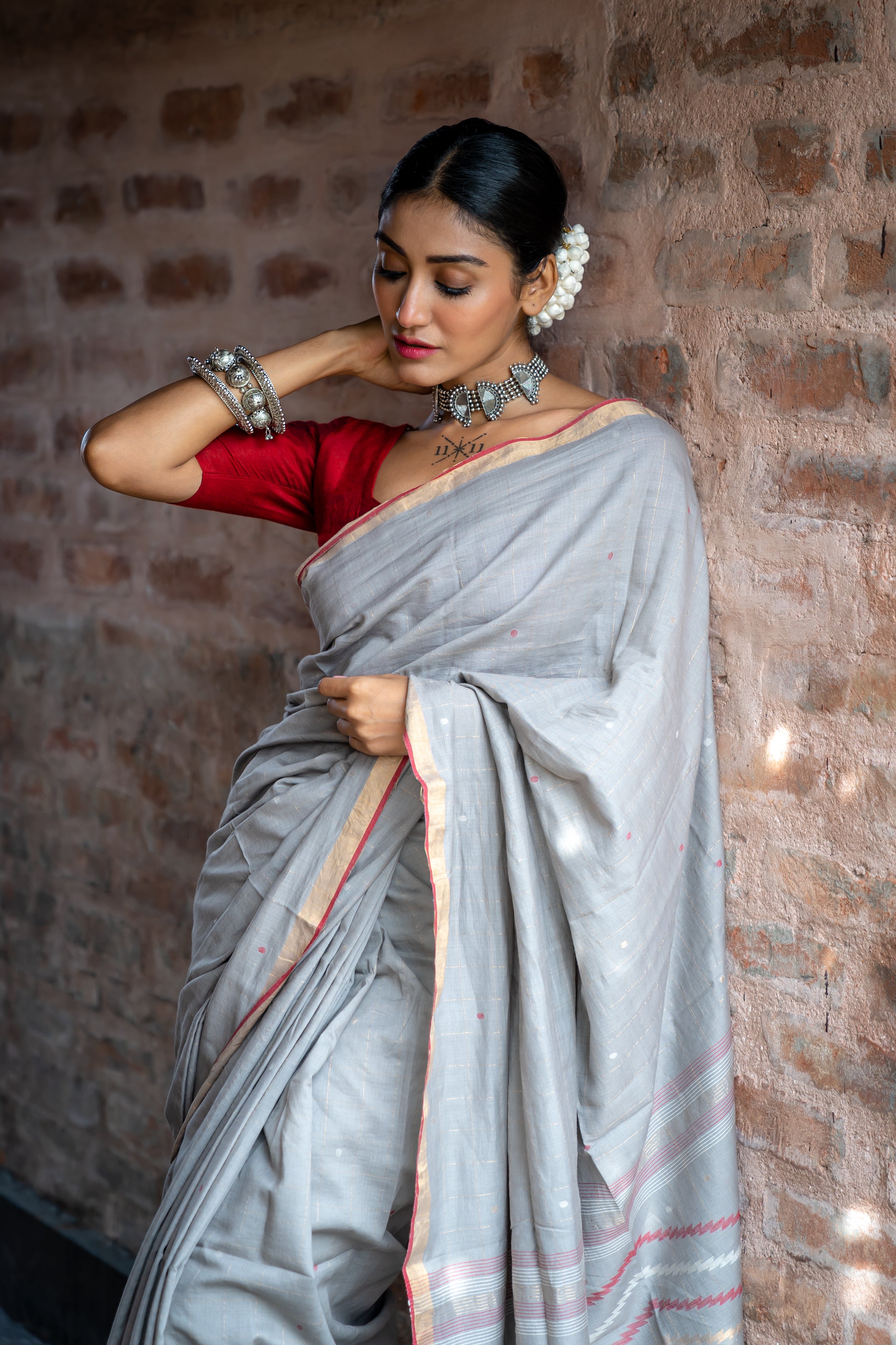 Handwoven Grey khadi Jamdani saree