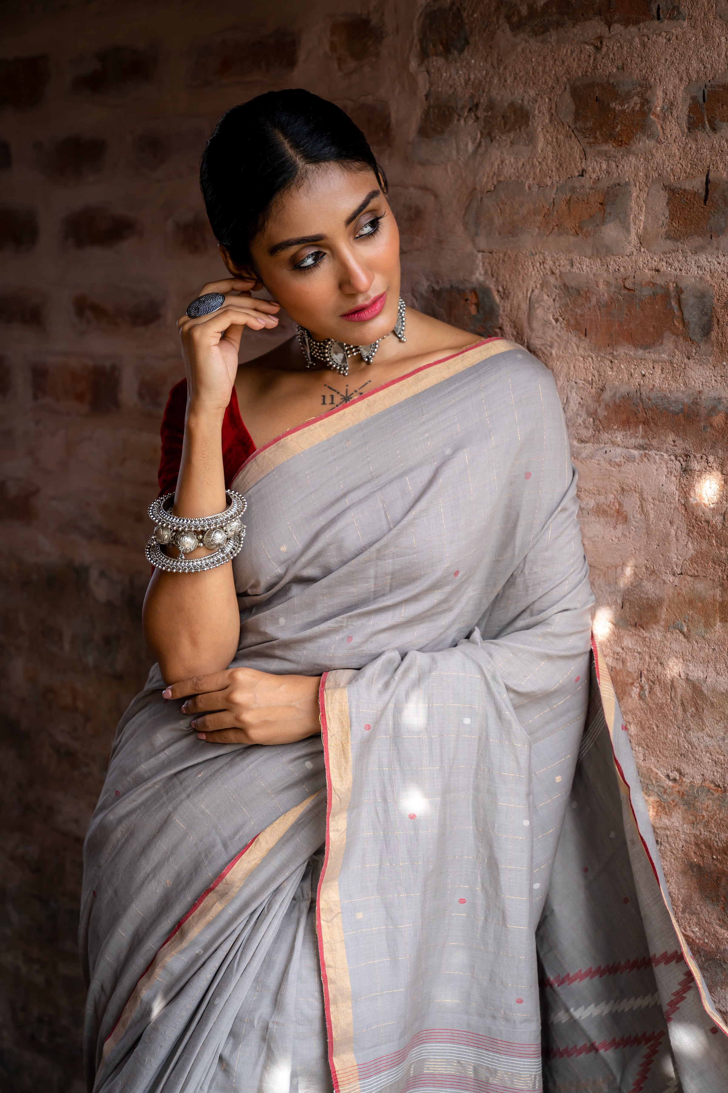 Handwoven Grey Jamdani Saree