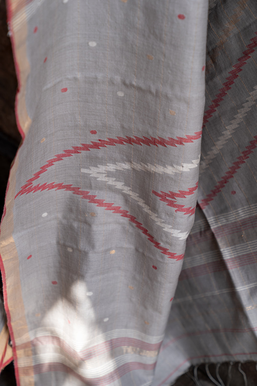 Handwoven Grey Jamdani Saree