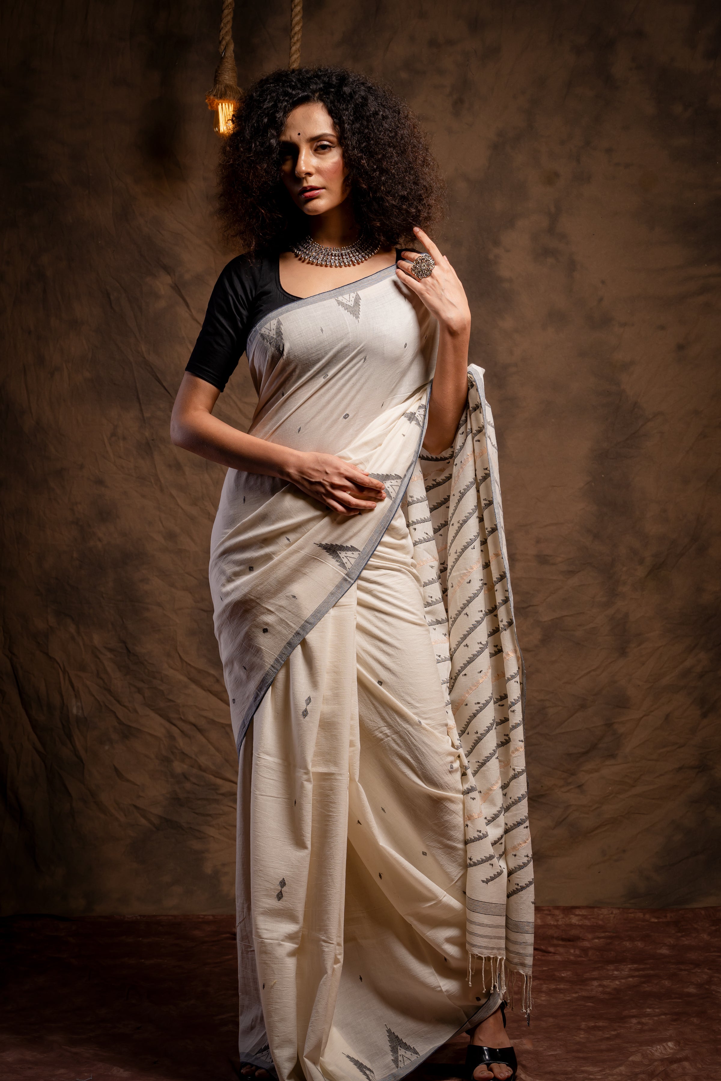 Off White Khadi Jamdani saree - Aankona