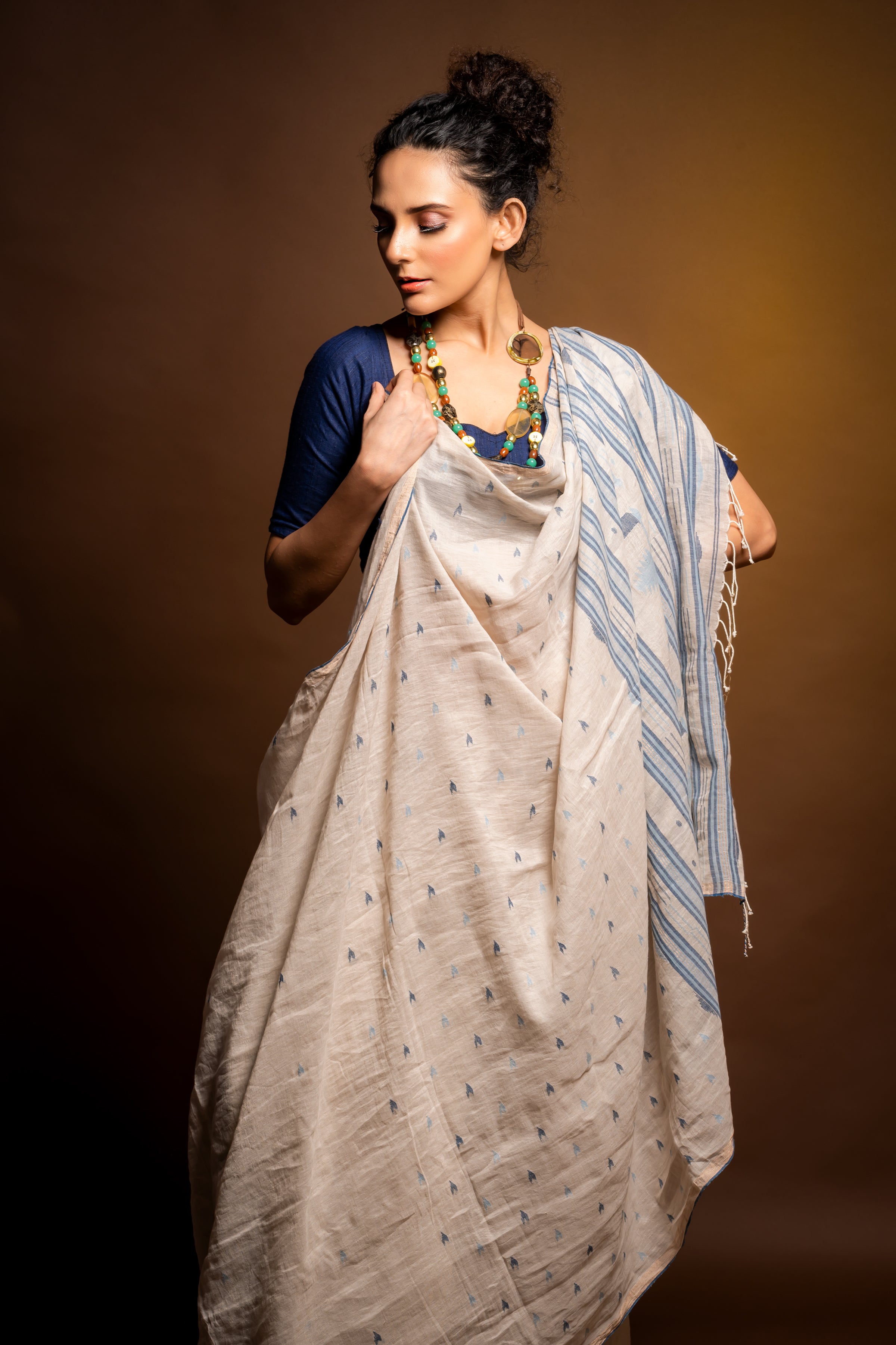 Khadi Linen Jamdani Saree - Aankona